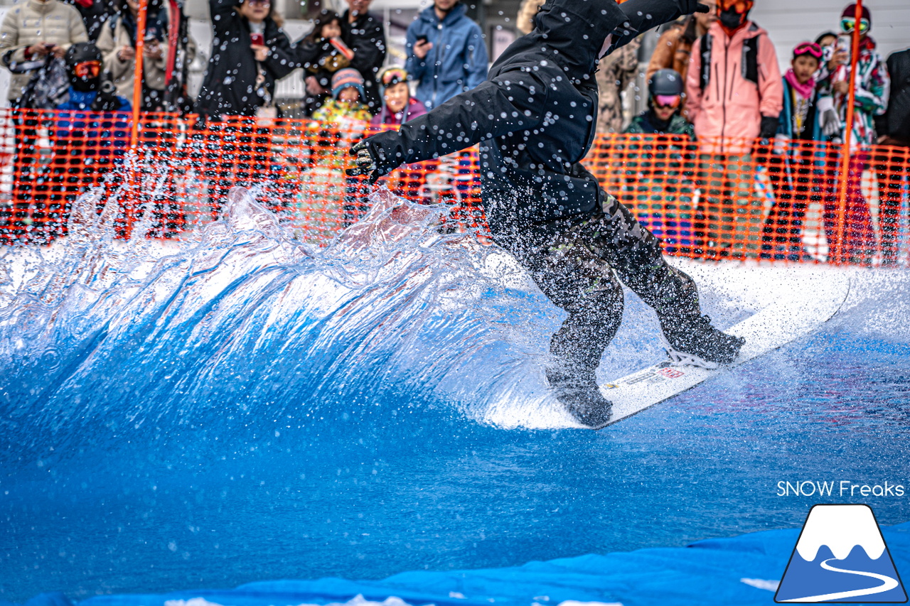 富良野スキー場｜季節は、まだ冬？それとも…？小雪が舞い、たくさんの雪が残る富良野スキー場で、春の恒例イベント『春スキー池渡り大会』開催(^^)/